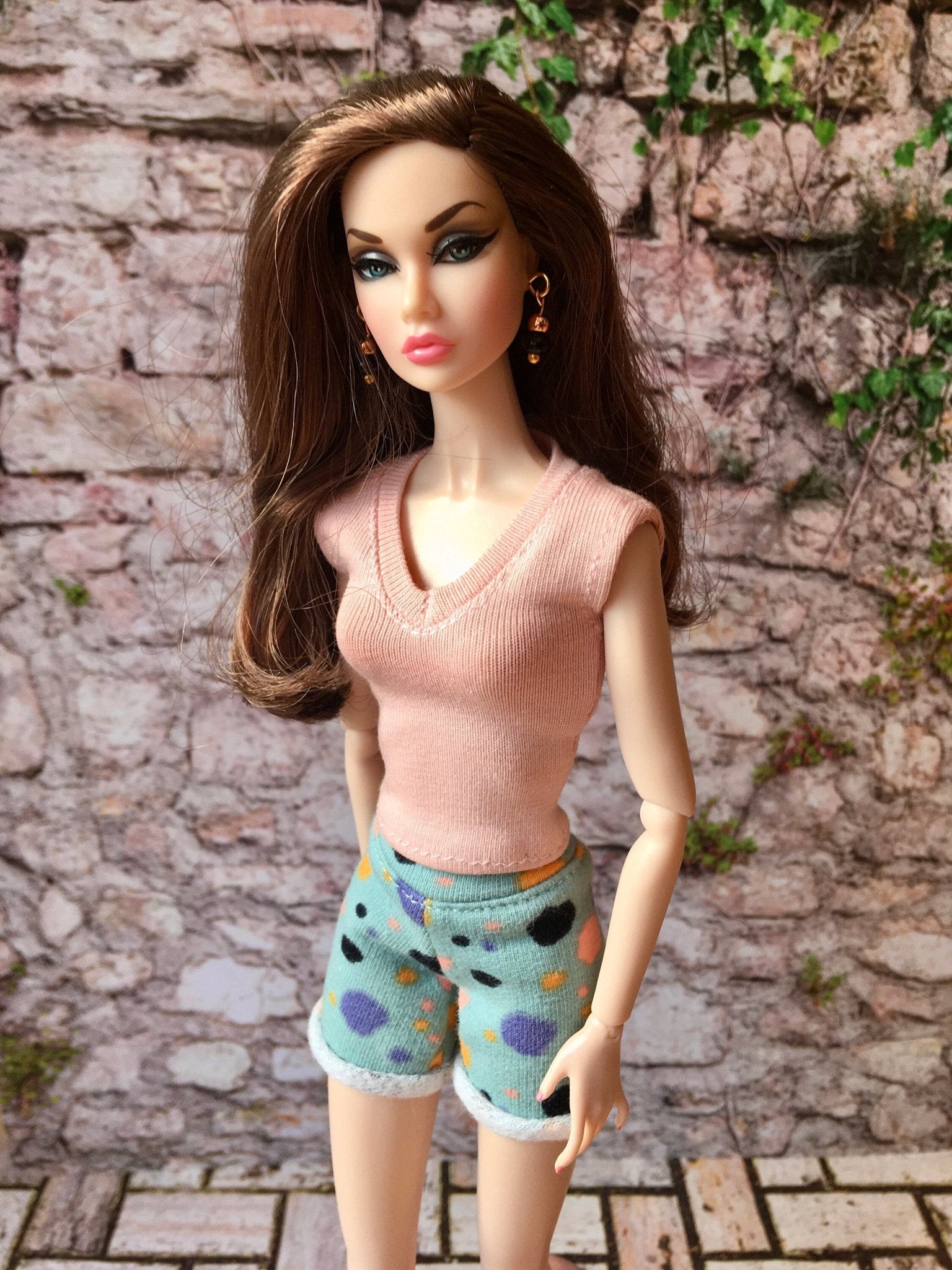 Sleek V-Neck T-shirt for Poppy Parker Doll, many colors - Bouutique.com