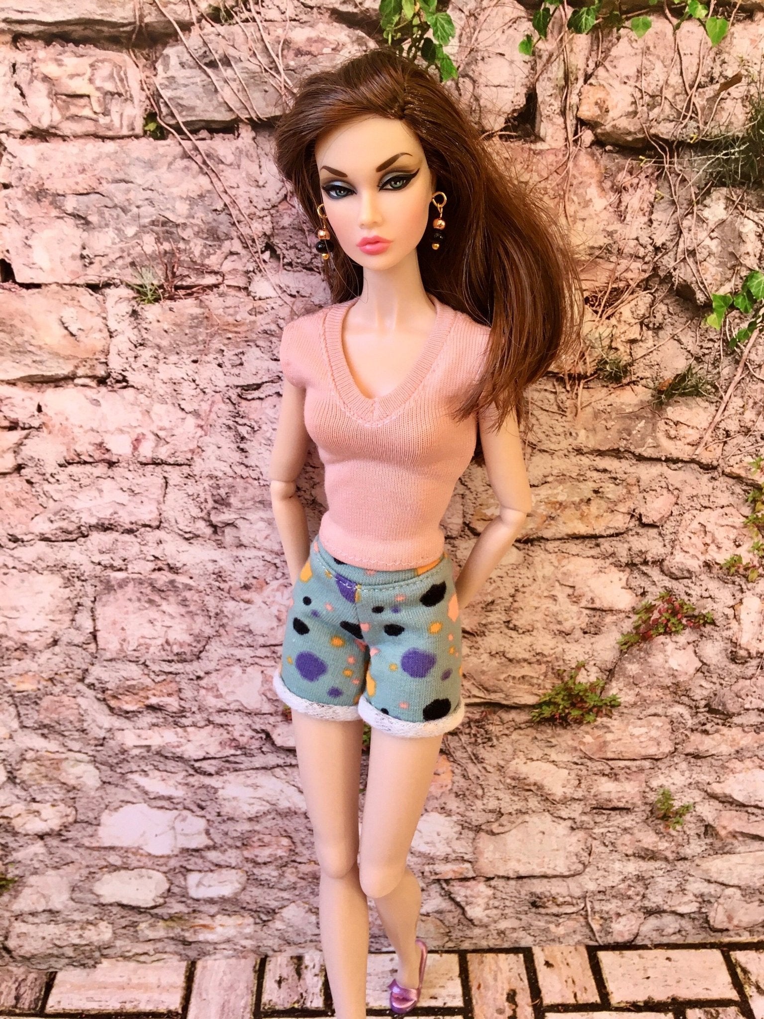 Sleek V-Neck T-shirt for Poppy Parker Doll, many colors - Bouutique.com